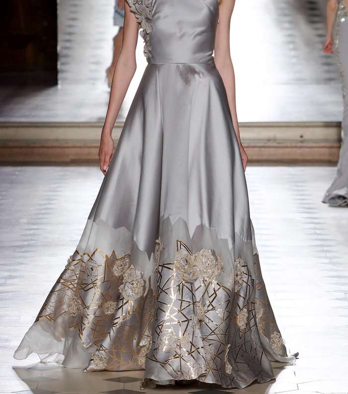 الفستان بالقصة المنفوخة والكتف الواحد مع الورود المطرزة على الكتف من طوني ورد لشتاء 2018