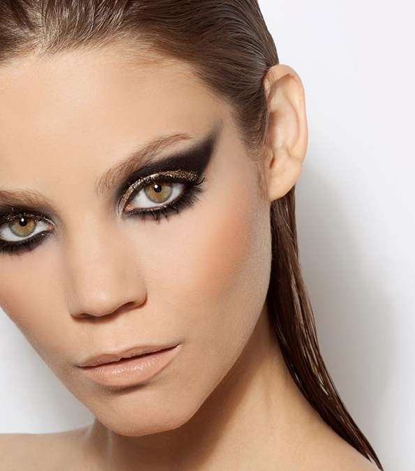 اللمسة البرّاقة تليق بالظلال السوداء