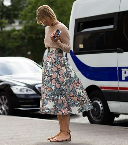 تنورة بموضة الـ Princess Cut في الشوارع الباريسية خلال اليوم الثالث من اسبوع الازياء الراقية