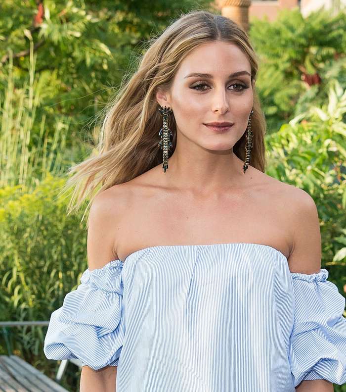 ارتدي القمصان بقصة الاكمام المنسدلة على الاكتاف بقصة الـ Off shoulders لالطلالة جذابة