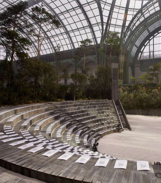 من عرض ازياء CHANEL لربيع وصيف 2013، إليك هذا الديكور المميّز