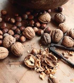 النسبة العالية من الزنك واحتوائها لأحماض الدهنية الأساسية ومضادات الأكسدة يجعل المكسرات غذاءاً مثاليا لصحة بشرتك وشعرك وأظافرك.  