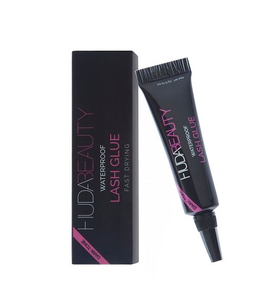 تلصيق الرموش المستعارة