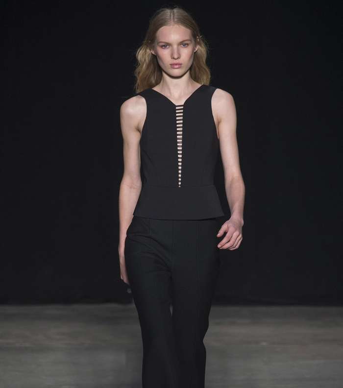 السروال الرسمي مع التوب بالشرائط المفتوحة من الامام على الصدر من نارسيزو رودريغيز لشتاء 2018