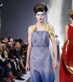 إطلالة جريئة ومميزة مع تصاميم Maison Martin Margiela لصيف 2016