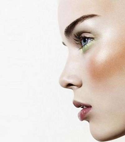 قصّري مدى خدّيك بالبلاش الأفقي