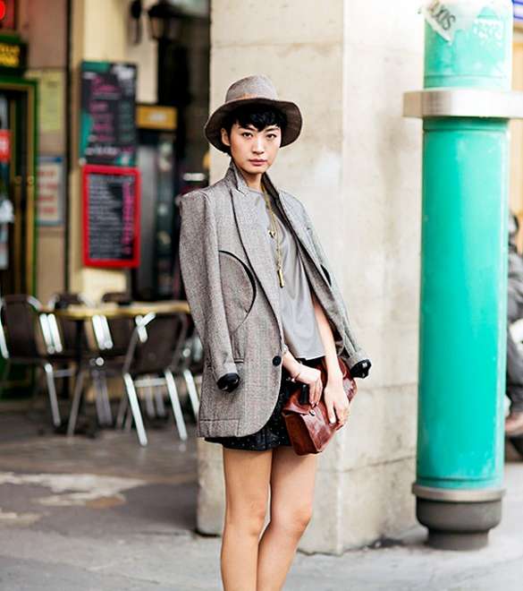 ارتدي الشورت مع البلايزر والأحذية الرجالية