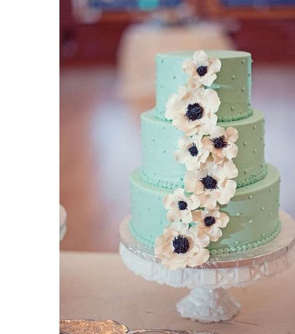 كعكة الزفاف التي كسّرت كلاسيكيّة اللون الأبيض، وتوجهّت نحو الأخضر.