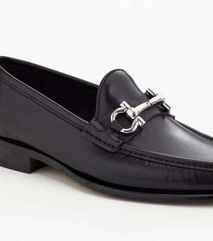 إحصلي على إطلالة أنيقة مع Moccasin باللون الأسود من تصميم علامة Salvatore Ferragamo