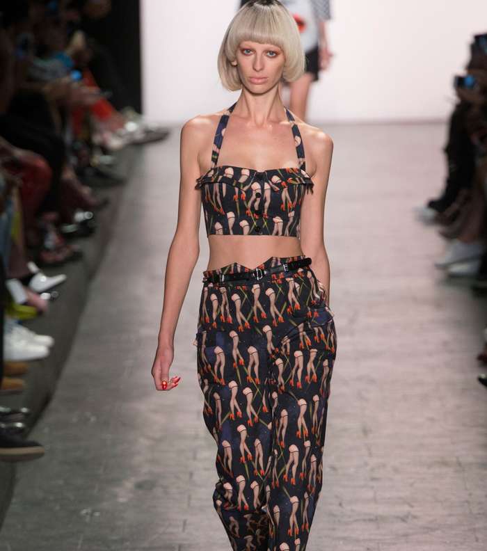 السروال المطبع مع التوب القصيرة من جيريمي سكوت