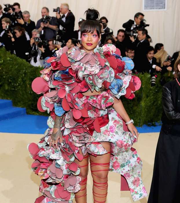 ريهانا بفستان من comme des garcons في حفل الميت غالا 2017