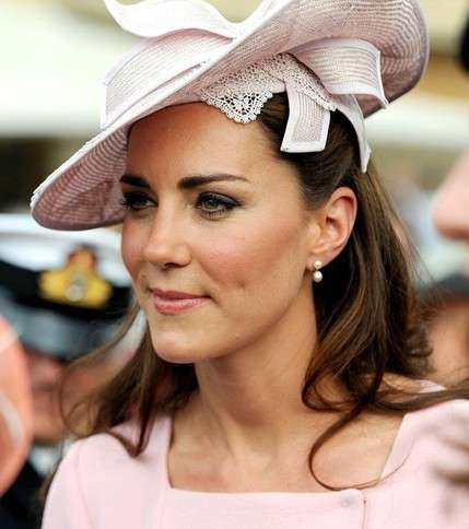 كيت ميدلتون بقبعة زهرية من القشّ