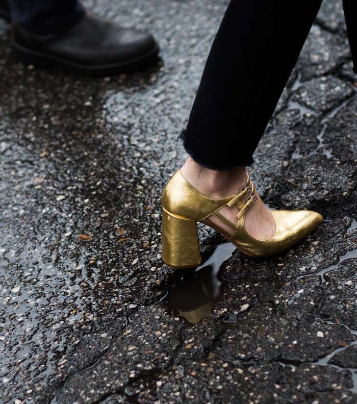 موضة الاحذية الميتاليكية المروسة من الامام وبكعب الـ Block Heels من شوارع ميلانو خلال اليوم الرابع من اسبوع الموضة