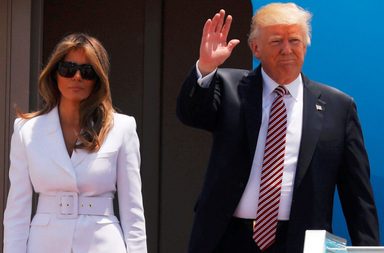 حاول امساك يدها فصفعته... ميلانيا تحرج دونالد ترامب على السجادة الحمراء!