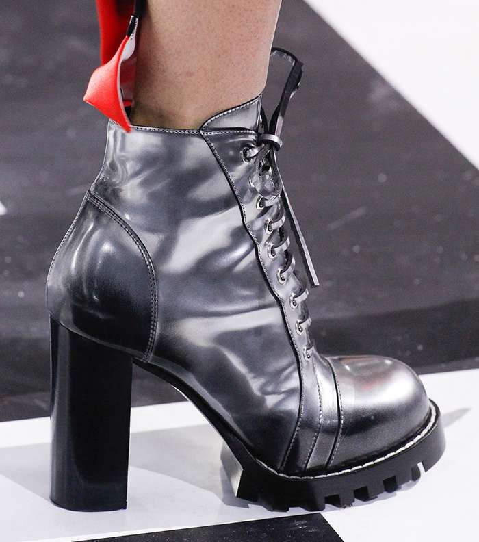 حذاء لويس فويتون لشتاء 2017 باسلوب حذاء المحارب مع الكعب العالي العريض