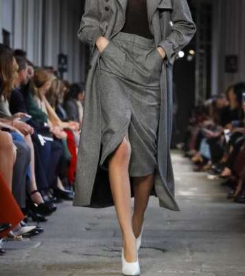 التنورة الكلاسيكية مع الشق الامامي من ماكس مارا لشتاء 2018