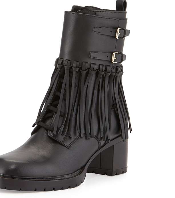 اليك حذاء الكاحل بموضة الشراريب من فالينتينو لشتاء 2015