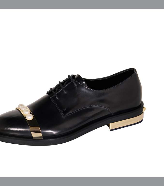 لاطلالة مميزة، ارتدي حذاء الـ Brogue الكلاسيكي بالجلد اللماع من ماركة Coliac