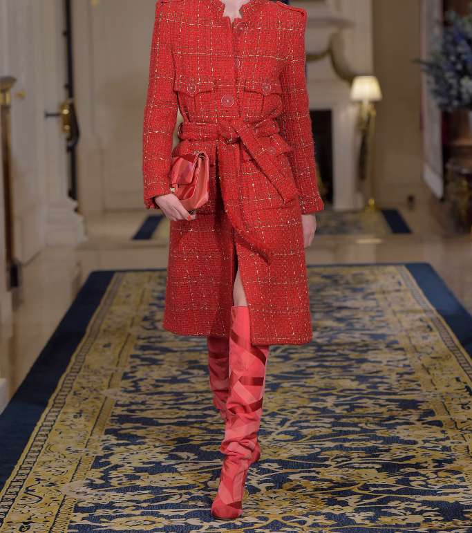 المعطف بالقصة الكلاسيكية المزين مع الحزام من مجموعة CHANEL Metiers D'art