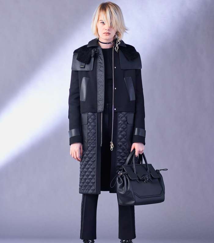 المعطف المبطن بالقصة الكلاسيكية من مجموعة فيرساتشي لما قبل خريف 2017