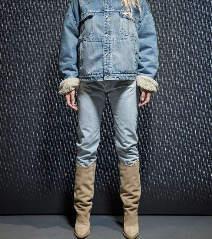 جاكيت الدنيم الفضفاضة مع ياقة الفرو من Yeezy لشتاء 2018