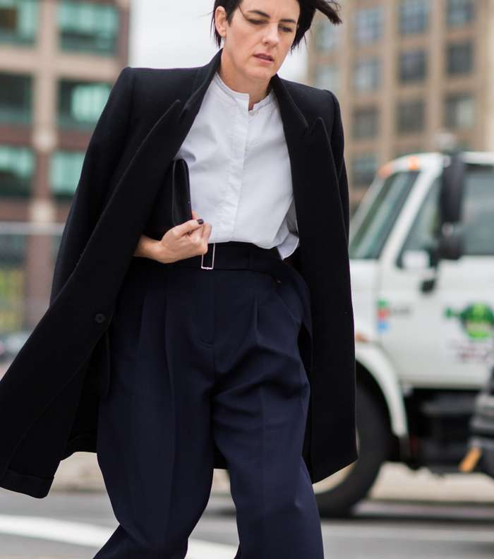 اطلالة المراة الرجل وموضة السروال الرسمي مع المعطف الكلاسيكي من شوارع نيويورك
