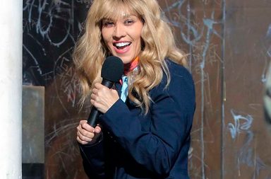 نجمة مشهورة جداً تتنكر... إحزري من هي؟