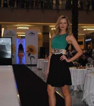 موديل ملئ بالأنوثة