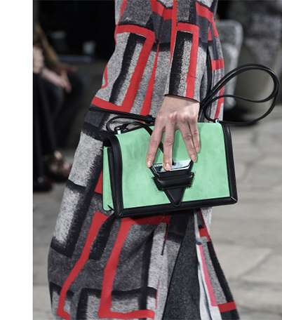 تعرفي على حقيبة The Barcelona من دار Loewe