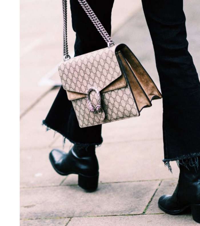 نصائح لتنسيق الجينز بقصة واسعة على الكاحل