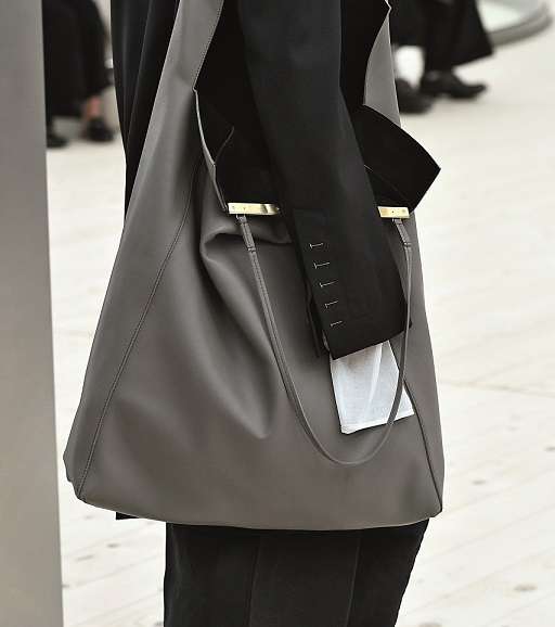 اكتشفي الحقيبة الكبيرة جدا من مجموعة سيلين لصيف 2017