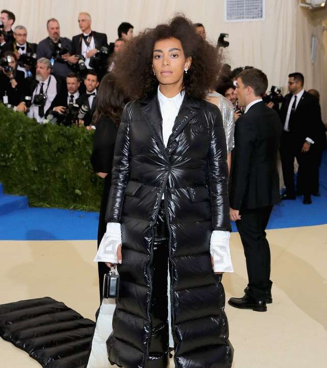 صولانج نولز باطلالة من Thom Browne في حفل الميت غالا 2017