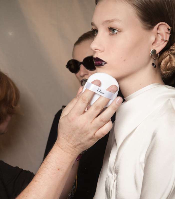 بالصور، بيتر فيليبس في ماكياج ديور في أسبوع باريس لشتاء 2017