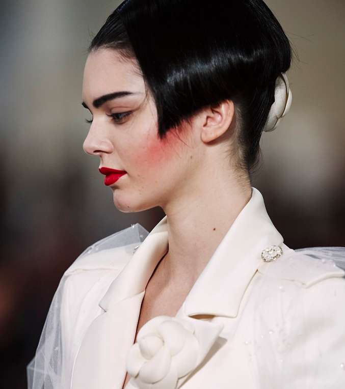 كيندال جينر: عروس عرض CHANEL  لشتاء 2016