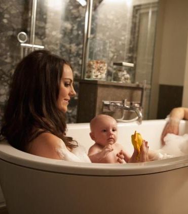 كيت ميدلتون والأمير ويليام في حوض الإستحمام مع الطفل جورج