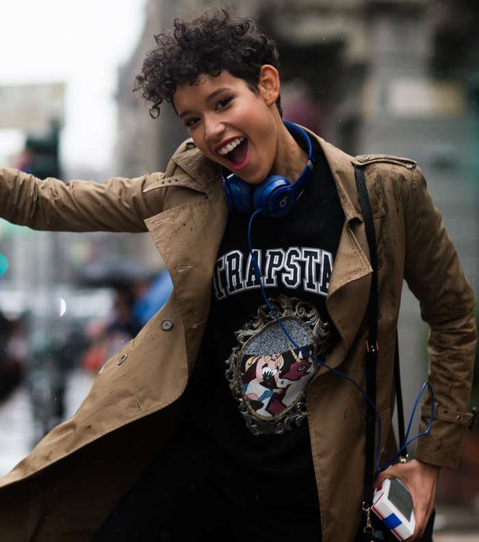موضة معطف الـ Trench Coat مع الكنزة المطبعة بالرسومات من شوارع ميلانو خلال اليوم الاخير من اسبوع الموضة