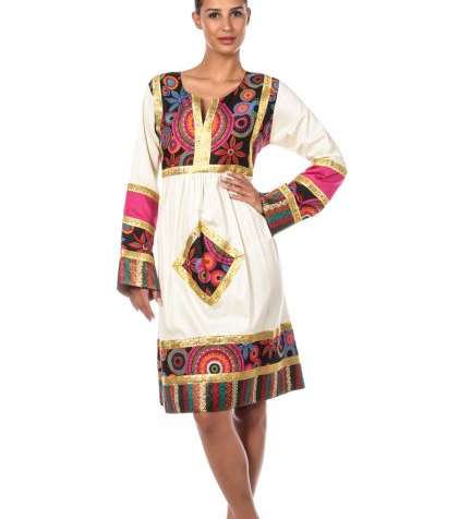 الجلابية البيضاء مع الرسومات الملوّنة