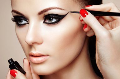 كوني صديقة للبيئة واصنعي أيلاينر طبيعي في المنزل