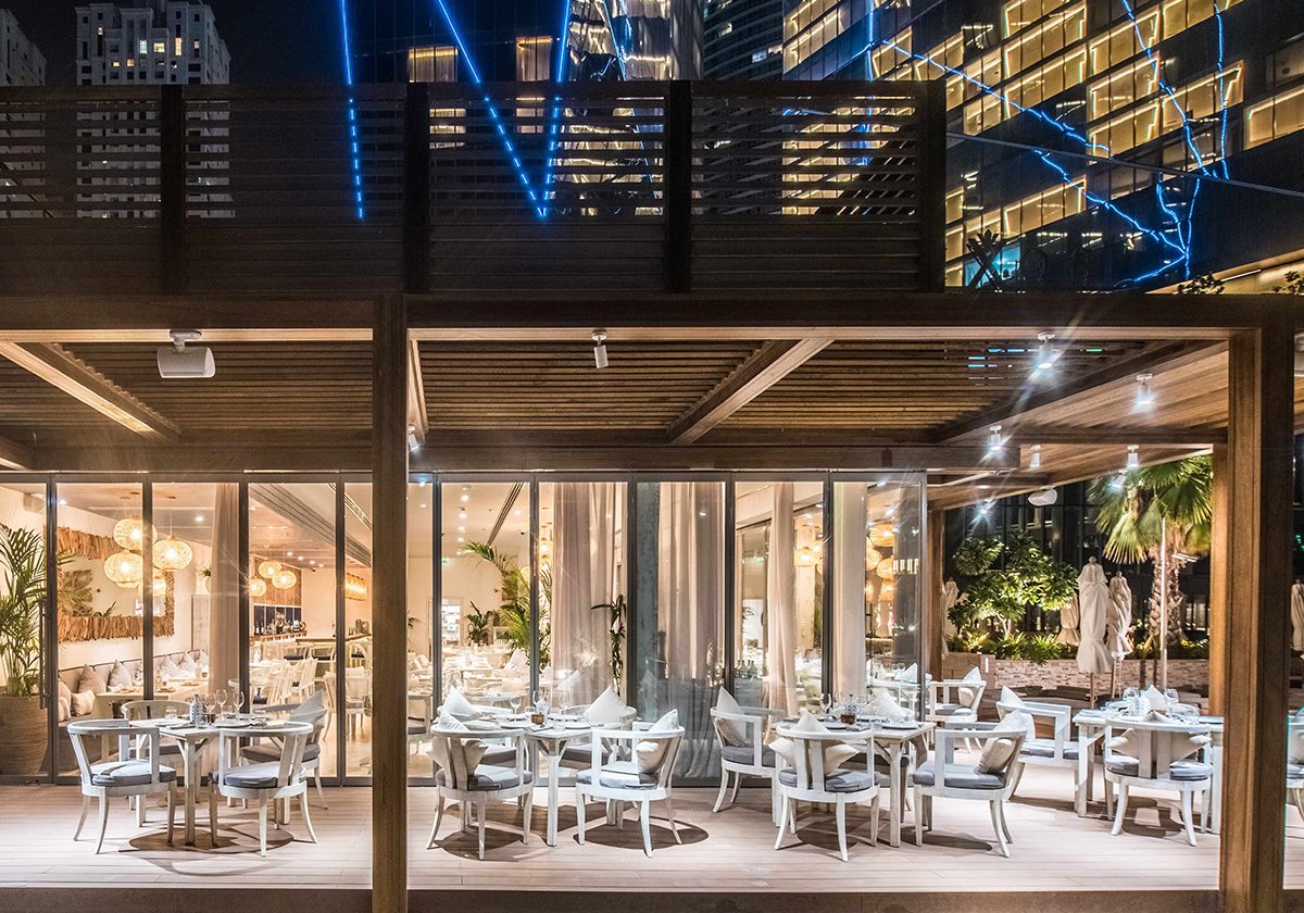 حفل شواء رومانسي تحت قبة النجوم في مطعم ريفيرا سيفود جريل في فندق ريكسوس بريميوم في دبي