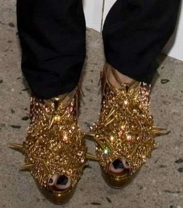 ريهانا تختار حذاءها بموضة الـ Spikes