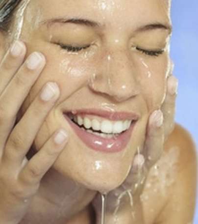 ترطيب بشرة الوجه...خطوة أساسية لماكياج الشاطئ