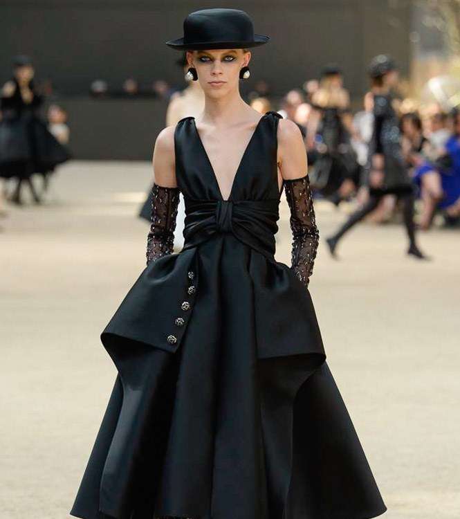 الفستان بقصة منفوخة مع طبقات وقطعة من القماش الميتاليكي تحته من CHANEL