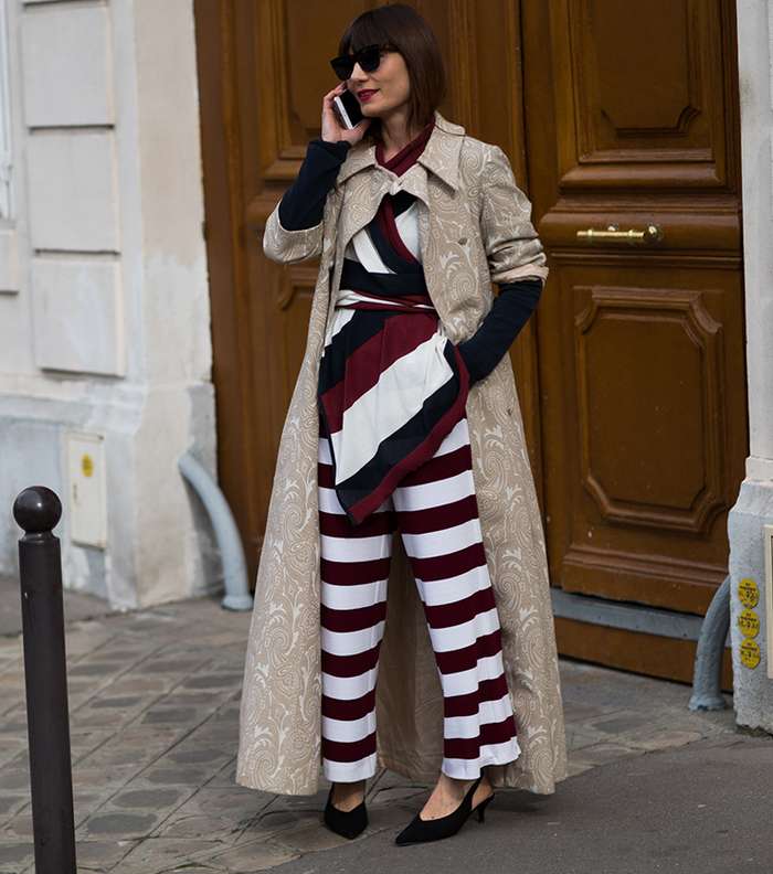 اطلالة باسلوب الاقمشة المقلمة في شوارع باريس