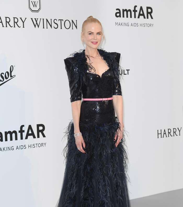 نيكول كيدمان بفستان من الريش من CHANEL في حفل عشاء Amfar في كان 2017