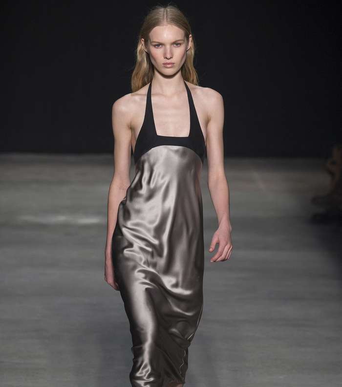 الفستان الميتاليكي والحريري مع ياقة الهالتر باسلوب رباط حمالة الصدر من نارسيزو رودريغيز لشتاء 2018