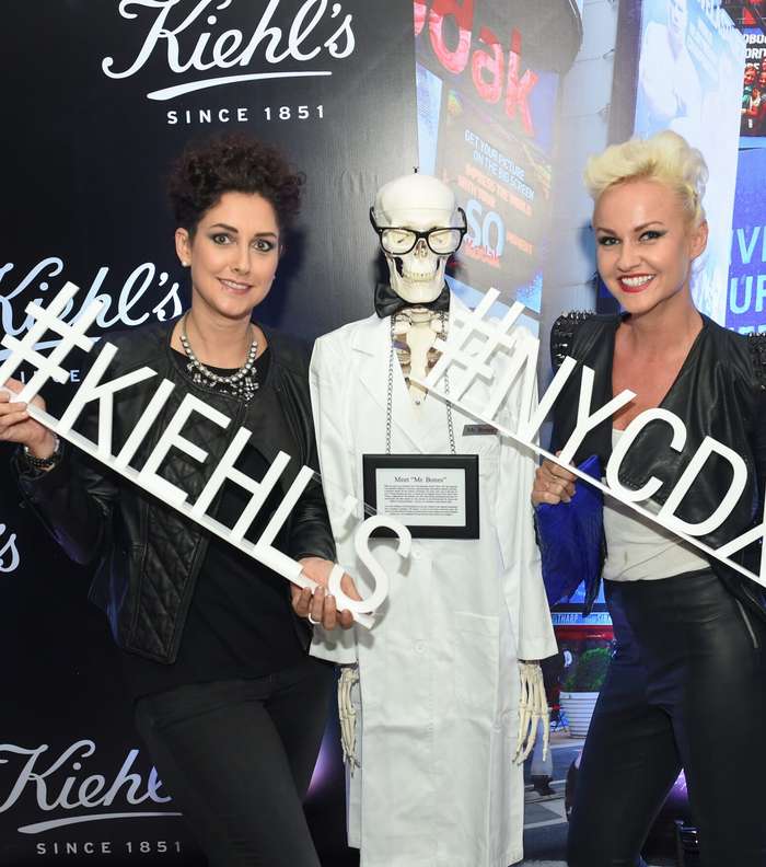 ضيوف الحفل مع Mr. Bones الهيكل العظمي لعلامة Kiehl's