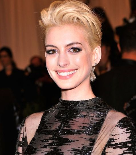 الأشقر البلاتيني مع آن هاثاواي