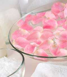 الخطوة الأولى: ماء الورد