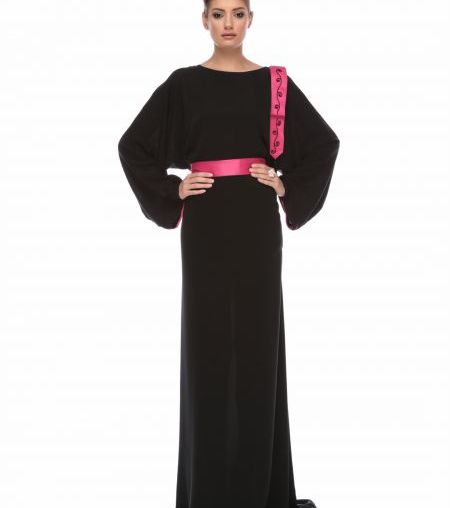 اختاري لشهر رمضان العباية السوداء المزيّنة بالحزام الملون