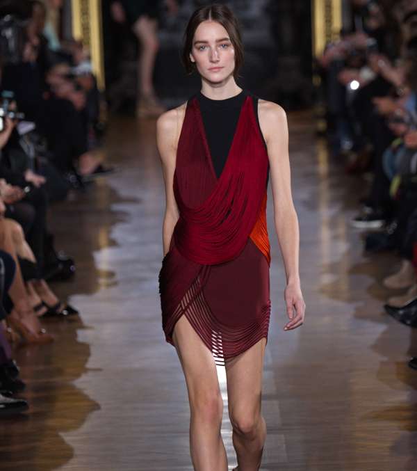 الفستان الملفت باللون العودي